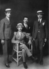 1920-iskece-halil-aga-koltukta-oturan-oglu-ibrahim-sag-bastaki-ve-iki-akrabasi