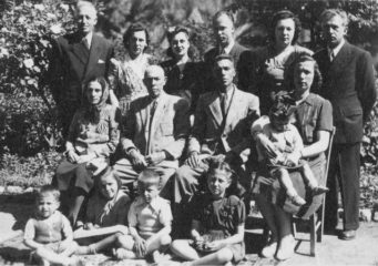 1948-odemis-halil-aga-oturanlardan-soldan-ikinci-ve-buyuk-ailesi