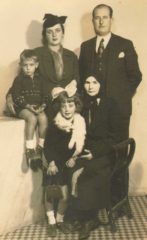 1940-tilkilik-eyup-sabrinin-karisi-hacer-hanim-kizi-necile-hitay-damadi-hifzi-hitay-ve-torunlariyla-2